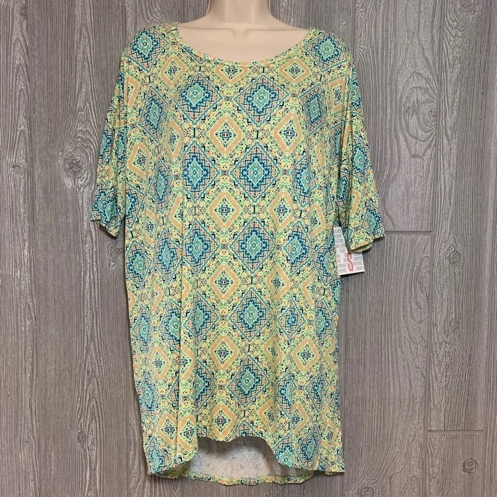 Lularoe Irma Tile Print Top S NWT